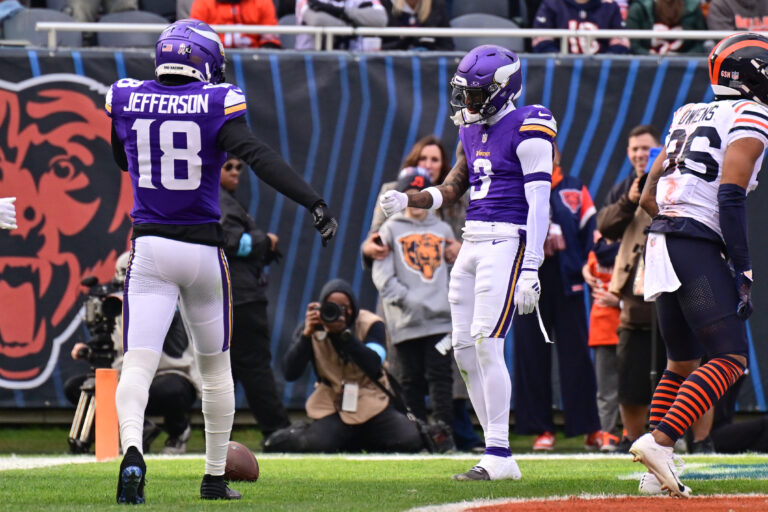 NFL - Week 12: Minnesota Vikings at Chicago Bears